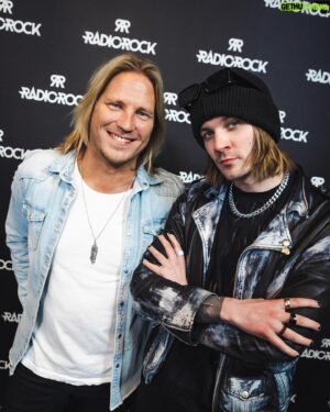 Sami Kuronen Instagram - Sunnuntaina se starttaa: Kasari vs. Nollari!🤜🤛 Tapetilla 80-luvun ja vuosituhannen vaihteen rock-musiikki, studiossa nämä kaksi herraa, Joel Hokka sekä Sami Kuronen. Ootko kuulolla?

Radio Rock sunnuntaisin klo 18-20.

#radiorock #kasarivsnollari @samikuronen @joelhokka