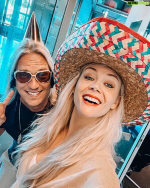 Sami Kuronen Instagram - Ihanaa viikonloppua ☀️
Oli huippua tehdä radiota taas pitkästä aikaa!
Kiitos @lainesusanna kun pyysit mukaan 🙏🏻
@radiosuomipop #kesätähdet
1. kuva: @paulatavasti