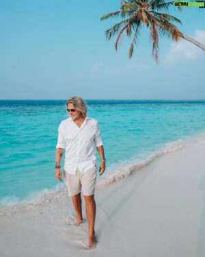 Sami Kuronen Instagram - ☀Kaupallinen yhteistyö JA ARVONTA w/ @tjareborg ☀
ARVONTA ON SUORITETTU ja matkalahjakortin voitti Jenni Parkanosta. Onnea!
Malediivit on ollut just niin mieletön mitä oon aina ajatellut! Mun juhlavuosi ei olis voinut saada täydellisempää starttia.
Kiitos Malediivit ja @tjareborg , joka mahdollisti tämän 🩵
 Ja nyt asiaan! Saan laittaa jakoon tuhannen euron (1 000 €) matkalahjakortin 🌴

✨Osallistu näin:
1. Seuraa molempia tilejä @samikuronen ja @tjareborg  2. Käy kommentoimassa ”lomaefekti” Tjäreborgin tililtä löytyvään (ei siis tähän, jota katsot nyt, vaan @tjareborg-tililtä löytyvään) samaan kuvaan. Molemmista kuvista kannattaa toki tykätä 😎 3. Se oli siinä! Nyt vaan toivot, että onni osuu kohdalle ✌

Tässä vielä virallisemmin:
Osallistut arvontaan kommentoimalla ohjeiden mukaisesti oikeaa kuvaa @tjareborg-tilillä ja seuraamalla tilejä @samikuronen ja @tjareborg viimeistään 22.1.2024. Arvonnan järjestää Tjäreborg, eikä Instagram ole mukana siinä. Arvonta suoritetaan viikolla 4, ja voittajaan ollaan yhteydessä Instagramin kautta. Jos voittajaa ei tavoiteta 7 päivän kuluessa, pidätämme oikeuden arpoa tilalle uusi voittaja. Voittaja ilmoitetaan tässä julkaisussa, kun arvonta on päättynyt. Palkintona on 1 000 euron arvoinen Tjäreborgin matkalahjakortti, jota ei voi muuttaa rahaksi. Palkinto toimitetaan sähköpostitse. Tjäreborg pidättää oikeuden muuttaa ehtoja. Osallistumalla arvontaan hyväksyt nämä ehdot. Tjäreborg vastaa palkinnon arpajaisverosta.
#tjäreborg #lomaefekti #munloma #unelmaloma
