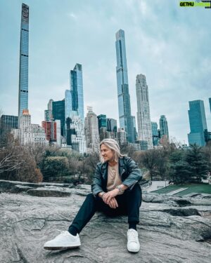 Sami Kuronen Instagram - New York 🗽

Mainos: @tjareborg 
Olin kaupungissa nyt kolmatta kertaa ja uskallan antaa jo muutaman vinkin/suosituksen.

1. Parasta on laittaa aamulla hyvät kengät jalkaan ja lähteä kävelemään pitkin Manhattania. Kaupunki itsessään on nähtävyys ja sen kokee parhaiten kävellen.

2. Manhattanilla on monet kasvot. Time Squaren syke ja värivalot, Greenwich Villagen idyllisyys, Sohon boheemius tai Central Parkin seesteisyys vain muutamina esimerkkeinä. Kaupunginosa ja sen luonne on hyvä huomioida myös hotellivalinnassa. 

3. Metroverkosto on laaja ja toimii hyvin. Metrokortti kanttaa hankkia jos käyttää paljon. Muutaman yksittäisen matkan kuittaa helposti vilauttamalla portilla pankkikorttia.

4. Kaupunki kannattaa nähdä myös ylhäältä alas. Omat näköalasuosikit järjestyksessä: Top Of The Rock, The Summit, Edge. (Empire State Buildingissa en ole käynyt).

5. Muut suositeltavat kohteet: Brooklyn Bridge, 9/11 memorial & museum, Central Park, Soho, Greenwich Village, risteily vapauden patsaalle, Madison Square Garden joko NHL, NBA tai konsertti, musikaalit Broadwaylla, Roosevelt Island Tram, The Highline, Harlem…

6. Syöminen ja juominen on Nykissä lähtökohtaisesti kalliimpaa kuin Suomessa. Pikaruokaa saa suht edullisesti. Runsas aamiainen / brunssi hotellilla tai kivassa kahvilassa, kevyt välipala esim. Delistä   illallinen riittää hyvin ja saat pidettyä kulut jotenkin kurissa.

7. Tipit ja erilaiset verot voivat yllättää. Varsinkaan veroissa ei tunnu olevan mitään selkeä logiikkaa. Kannattaa jättää budjettiin pelivaraa näille.

8. Tällä kertaa löytyi Tjäreborgin kautta hotelliksi WestHouse Hotel. Erinomainen aamupala, loistava sijainti, metropysäkki ulko-oven vieressä ja ystävällinen henkilökunta. Huoneen hintaan lisätään asukasmaksu. n. 50€/henk/yö, jota alkuun ihmettelin, mutta se osoittautui lopulta käteväksi. Sisälsi aamupalan ja tapashenkisen illallisen viineineen ja oluineen. Lisäksi kellon ympäri sai hakea kahvia ja alkoholittomia juomia veloituksetta! Voin suositella!

Videoita ja lisää vinkkejä kohokohdissa💛

Ihan vaan FYI. Kannabis laillistettiin kaupungissa reilu pari vuotta sitten. Marisätkä tuoksuukin lähes jokaisessa kadunkulmassa🤔
#newyork #lomaefekti