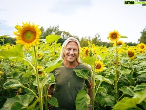 Sami Kuronen Instagram - Kotvanen kukkien keskellä on harvoin hukkaan heitetty hetki 🌻
#sunflower #happy #moment
