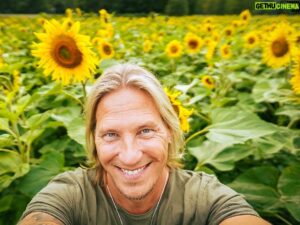Sami Kuronen Instagram - Kotvanen kukkien keskellä on harvoin hukkaan heitetty hetki 🌻
#sunflower #happy #moment
