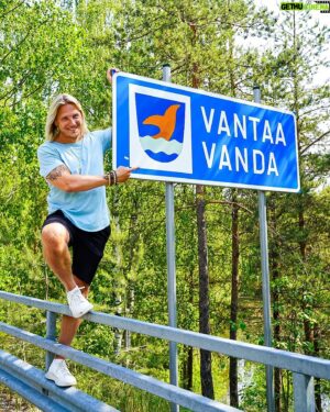 Sami Kuronen Instagram - Kaupallinen yhteistyö @vantaankaupunki 
Vantaa on mulle ensisijaisesti koti. Vantauduin idylliseen Rajakylään reilu 16 vuotta sitten. Ennätykset mun pitkäaikaisimpana kotina ovat paukkuneet jo aikaa sitten mikä kertoo, että olen viihtynyt.

Mulle oli pääkaupunkiseudulle muuttaessa tärkeää mm. luonnon ja palveluiden läheisyys. Riennot ja rauha. Liikenneyhteyksien mahdollistama lähdön ja kotiinpaluun helppous. Oma piha, sauna ja riittävä määrä neliöitä.
Kun kaikkiin edellä mainittuihin halusin ruksin perään, oli Vantaa hinta-laatusuhteeltaan ylivoimaisesti paras vaihtoehto! Vantaa viehätti myös aitoudellaan.

Viisi vantaavinkkiä kesäksi:

- Tikkurila Festivaali
- Fazerin makeistehdas
- Heureka
- Kuusijärven uimaranta
- Aviapolis ja Suomen ilmailumuseo

#vantauduaitoudelle #vantaa
