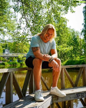 Sami Kuronen Instagram - Kaupallinen yhteistyö @vantaankaupunki 
Vantaa on mulle ensisijaisesti koti. Vantauduin idylliseen Rajakylään reilu 16 vuotta sitten. Ennätykset mun pitkäaikaisimpana kotina ovat paukkuneet jo aikaa sitten mikä kertoo, että olen viihtynyt.

Mulle oli pääkaupunkiseudulle muuttaessa tärkeää mm. luonnon ja palveluiden läheisyys. Riennot ja rauha. Liikenneyhteyksien mahdollistama lähdön ja kotiinpaluun helppous. Oma piha, sauna ja riittävä määrä neliöitä.
Kun kaikkiin edellä mainittuihin halusin ruksin perään, oli Vantaa hinta-laatusuhteeltaan ylivoimaisesti paras vaihtoehto! Vantaa viehätti myös aitoudellaan.

Viisi vantaavinkkiä kesäksi:

- Tikkurila Festivaali
- Fazerin makeistehdas
- Heureka
- Kuusijärven uimaranta
- Aviapolis ja Suomen ilmailumuseo

#vantauduaitoudelle #vantaa