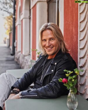 Sami Kuronen Instagram - Taas mennään! Kun kesällä 2014 sain puhelinsoiton ja kysyttiin kiinnostaisiko lähteä juontamaan Temptation Island nimistä ohjelmaa, en voinut kuvitella kuinka iso ilmiö siitä tulisi kasvamaan. Ajattelin, että parhaassakin tapauksessa se voisi työllistää mua pari kolme kautta. Nyt yhdeksän vuotta ja 242 jaksoa myöhemmin istun jälleen lentokoneessa, jännittäen ihan samalla tavalla kuin jokaisen kauden alla. Odottaen innolla mitähän tästä tällä kertaa tulee. Ilmeisesti ihan hyvä on tullut kun iltanuotion tulia sytytellään taas!
Syssymmällä videot julki!
@tisuomi @nelonen @ruutu #tis12
📷: @allianttila