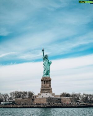 Sami Kuronen Instagram - New York 🗽

Mainos: @tjareborg 
Olin kaupungissa nyt kolmatta kertaa ja uskallan antaa jo muutaman vinkin/suosituksen.

1. Parasta on laittaa aamulla hyvät kengät jalkaan ja lähteä kävelemään pitkin Manhattania. Kaupunki itsessään on nähtävyys ja sen kokee parhaiten kävellen.

2. Manhattanilla on monet kasvot. Time Squaren syke ja värivalot, Greenwich Villagen idyllisyys, Sohon boheemius tai Central Parkin seesteisyys vain muutamina esimerkkeinä. Kaupunginosa ja sen luonne on hyvä huomioida myös hotellivalinnassa. 

3. Metroverkosto on laaja ja toimii hyvin. Metrokortti kanttaa hankkia jos käyttää paljon. Muutaman yksittäisen matkan kuittaa helposti vilauttamalla portilla pankkikorttia.

4. Kaupunki kannattaa nähdä myös ylhäältä alas. Omat näköalasuosikit järjestyksessä: Top Of The Rock, The Summit, Edge. (Empire State Buildingissa en ole käynyt).

5. Muut suositeltavat kohteet: Brooklyn Bridge, 9/11 memorial & museum, Central Park, Soho, Greenwich Village, risteily vapauden patsaalle, Madison Square Garden joko NHL, NBA tai konsertti, musikaalit Broadwaylla, Roosevelt Island Tram, The Highline, Harlem…

6. Syöminen ja juominen on Nykissä lähtökohtaisesti kalliimpaa kuin Suomessa. Pikaruokaa saa suht edullisesti. Runsas aamiainen / brunssi hotellilla tai kivassa kahvilassa, kevyt välipala esim. Delistä   illallinen riittää hyvin ja saat pidettyä kulut jotenkin kurissa.

7. Tipit ja erilaiset verot voivat yllättää. Varsinkaan veroissa ei tunnu olevan mitään selkeä logiikkaa. Kannattaa jättää budjettiin pelivaraa näille.

8. Tällä kertaa löytyi Tjäreborgin kautta hotelliksi WestHouse Hotel. Erinomainen aamupala, loistava sijainti, metropysäkki ulko-oven vieressä ja ystävällinen henkilökunta. Huoneen hintaan lisätään asukasmaksu. n. 50€/henk/yö, jota alkuun ihmettelin, mutta se osoittautui lopulta käteväksi. Sisälsi aamupalan ja tapashenkisen illallisen viineineen ja oluineen. Lisäksi kellon ympäri sai hakea kahvia ja alkoholittomia juomia veloituksetta! Voin suositella!

Videoita ja lisää vinkkejä kohokohdissa💛

Ihan vaan FYI. Kannabis laillistettiin kaupungissa reilu pari vuotta sitten. Marisätkä tuoksuukin lähes jokaisessa kadunkulmassa🤔
#newyork #lomaefekti