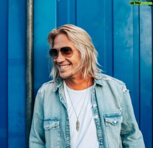 Sami Kuronen Instagram - Oma elämä on ollut jo pidempään säännöllisen epäsäännöllistä.
Työt ja vapaa-aika sekoittuvat tavalla ettei usein tiedä mikä viikonpäivä on. Viikonloppujen merkitys on muuttunut ja maanantait eivät aiheuta stressiä.
Yrittäjyyden tuoma vapaus - siitä olen oppinut nauttimaan.
Silti kaikessa tässä epäsäännöllisyydessä on arki ja sen tuomat rutiinit. Ne tekevät pikkuhiljaa tuloaan. Hyvä niin!
📷: @attemalaska