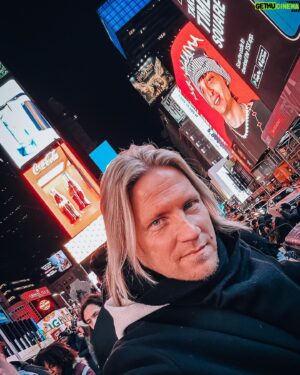 Sami Kuronen Instagram - New York 🗽

Mainos: @tjareborg 
Olin kaupungissa nyt kolmatta kertaa ja uskallan antaa jo muutaman vinkin/suosituksen.

1. Parasta on laittaa aamulla hyvät kengät jalkaan ja lähteä kävelemään pitkin Manhattania. Kaupunki itsessään on nähtävyys ja sen kokee parhaiten kävellen.

2. Manhattanilla on monet kasvot. Time Squaren syke ja värivalot, Greenwich Villagen idyllisyys, Sohon boheemius tai Central Parkin seesteisyys vain muutamina esimerkkeinä. Kaupunginosa ja sen luonne on hyvä huomioida myös hotellivalinnassa. 

3. Metroverkosto on laaja ja toimii hyvin. Metrokortti kanttaa hankkia jos käyttää paljon. Muutaman yksittäisen matkan kuittaa helposti vilauttamalla portilla pankkikorttia.

4. Kaupunki kannattaa nähdä myös ylhäältä alas. Omat näköalasuosikit järjestyksessä: Top Of The Rock, The Summit, Edge. (Empire State Buildingissa en ole käynyt).

5. Muut suositeltavat kohteet: Brooklyn Bridge, 9/11 memorial & museum, Central Park, Soho, Greenwich Village, risteily vapauden patsaalle, Madison Square Garden joko NHL, NBA tai konsertti, musikaalit Broadwaylla, Roosevelt Island Tram, The Highline, Harlem…

6. Syöminen ja juominen on Nykissä lähtökohtaisesti kalliimpaa kuin Suomessa. Pikaruokaa saa suht edullisesti. Runsas aamiainen / brunssi hotellilla tai kivassa kahvilassa, kevyt välipala esim. Delistä   illallinen riittää hyvin ja saat pidettyä kulut jotenkin kurissa.

7. Tipit ja erilaiset verot voivat yllättää. Varsinkaan veroissa ei tunnu olevan mitään selkeä logiikkaa. Kannattaa jättää budjettiin pelivaraa näille.

8. Tällä kertaa löytyi Tjäreborgin kautta hotelliksi WestHouse Hotel. Erinomainen aamupala, loistava sijainti, metropysäkki ulko-oven vieressä ja ystävällinen henkilökunta. Huoneen hintaan lisätään asukasmaksu. n. 50€/henk/yö, jota alkuun ihmettelin, mutta se osoittautui lopulta käteväksi. Sisälsi aamupalan ja tapashenkisen illallisen viineineen ja oluineen. Lisäksi kellon ympäri sai hakea kahvia ja alkoholittomia juomia veloituksetta! Voin suositella!

Videoita ja lisää vinkkejä kohokohdissa💛

Ihan vaan FYI. Kannabis laillistettiin kaupungissa reilu pari vuotta sitten. Marisätkä tuoksuukin lähes jokaisessa kadunkulmassa🤔
#newyork #lomaefekti