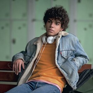 Sami Outalbali Instagram - Le 31 octobre sur OCS il y a Les Grands saison 3✨✨ ça c’était en saison 1 👨🏽‍🦱#cheveux#banc#casiers#casque#lesgrands#