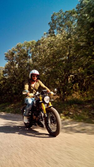 Samir Benzema Instagram - Une chemise en lin signée @spartoogram et un sentiment de liberté ultime en 2 roues 🌴🔥 

Les gants en moto sont obligatoires merci @depassiot_fournier_maxxess pour la commande spéciale 

🎥@brandscallyou #moto
#moto #fbmondial #hps #2roues #automoto 
#spartoo #agency @brandscallyou
