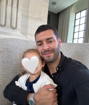 Samir Benzema Instagram - #birthday 🎂 C’est avec une pointe d’émotion que je prends un moment pour te dire à quel point je t’aime ❤️ 

Chaque jour, tu m’émerveilles. A 4 ans, tu es déjà une petite étoile pleine de curiosité, de créativité et de gentillesse. 

Aujourd’hui, en célébrant ton 4eme anniversaire, je veux te rappeler à quel point tu es aimée 🥰 

Tu es ma petite princesse, mon trésor précieux, et je te suis reconnaissant chaque jour de t’avoir comme ma fille. Bon tu sais pas encore lire 🤣 mais tu verras ça dans quelques années 

𝙅𝙤𝙮𝙚𝙪𝙭 𝙖𝙣𝙣𝙞𝙫𝙚𝙧𝙨𝙖𝙞𝙧𝙚 , 𝙢𝙤𝙣 𝙗é𝙗é ! 🎈

𝙌𝙪𝙚 𝙘𝙚𝙩𝙩𝙚 𝙖𝙣𝙣é𝙚 𝙨𝙤𝙞𝙩 𝙖𝙪𝙨𝙨𝙞 𝙨𝙥é𝙘𝙞𝙖𝙡𝙚 𝙦𝙪𝙚 𝙩𝙤𝙞.

𝙋𝙖𝙥𝙖