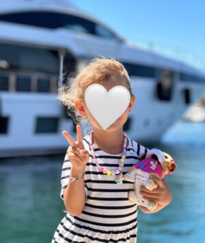 Samir Benzema Instagram - #birthday 🎂 C’est avec une pointe d’émotion que je prends un moment pour te dire à quel point je t’aime ❤️ 

Chaque jour, tu m’émerveilles. A 4 ans, tu es déjà une petite étoile pleine de curiosité, de créativité et de gentillesse. 

Aujourd’hui, en célébrant ton 4eme anniversaire, je veux te rappeler à quel point tu es aimée 🥰 

Tu es ma petite princesse, mon trésor précieux, et je te suis reconnaissant chaque jour de t’avoir comme ma fille. Bon tu sais pas encore lire 🤣 mais tu verras ça dans quelques années 

𝙅𝙤𝙮𝙚𝙪𝙭 𝙖𝙣𝙣𝙞𝙫𝙚𝙧𝙨𝙖𝙞𝙧𝙚 , 𝙢𝙤𝙣 𝙗é𝙗é ! 🎈

𝙌𝙪𝙚 𝙘𝙚𝙩𝙩𝙚 𝙖𝙣𝙣é𝙚 𝙨𝙤𝙞𝙩 𝙖𝙪𝙨𝙨𝙞 𝙨𝙥é𝙘𝙞𝙖𝙡𝙚 𝙦𝙪𝙚 𝙩𝙤𝙞.

𝙋𝙖𝙥𝙖