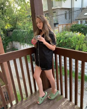 Sammi Barber Instagram - Relaxing summer nights for the win 🌜🖤
PJ set and slides linked on my LTK - link in bio💫
#summernights #summerpjs #pjset #slidesandals #torontobeaches #summervibes

@shewinofficial
Use code: Sammi10 ( extra 10% off for any order)
#shewinofficial #shewinwholesale