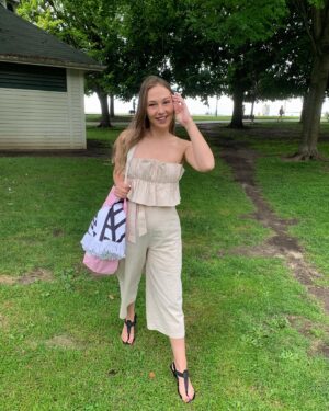 Sammi Barber Instagram - Life’s a beach sometimes the waves come crashing in 🌊 
Outfit  Beach Towel   Beach Bag 
Linked on my LTK - link in bio💫
#beachday #beachtowel #beachbag #beachchill #torontobeaches #summervibes

@shewinofficial
Use code: Sammi10 ( extra 10% off for any order)
#shewinofficial #shewinwholesale
