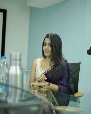 Samskruthy Shenoy Instagram - What was that expression ? I don't know 😕😅

#samskruthy #samskruthyshenoy #expressionsuntold #candidpic #candidphotography #loveforsaree #traditionalbutmodern