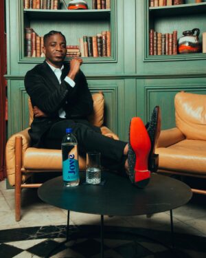Samuel Arnold Instagram - Quenching my thirst for knowledge with literature, and sating my need for hydration with @drinkjove. 📚💧 #ThirstForKnowledge #StayHydrated

Photo: @splendidevisuel 
Styling: @la_haut_ 
Hair: @meea_art @jaysbarberparis 
Makeup: @sarahdamakeupartist 
Location: @thehoxtonhotel