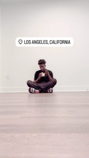 Samuel Arnold Instagram - 🍜 🇺🇸 🏠🙌🏾🪮