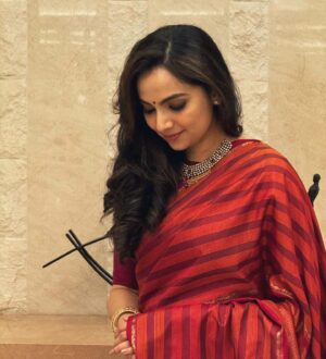 Samvrutha Sunil Instagram - All dressed up for @nandan_meera‘s wedding reception! Wishing Meera and Sreeju a very happy married life! ♥️ 

Makeup and Draping - Self
Hair - Seema Chechi @seema_make.up 
Saree - A 12 year old saree which was in my wedding trousseau put together by my Mother-in-law. 
Jewellery - From my personal collection 
Picture credits - Aki and Achu
