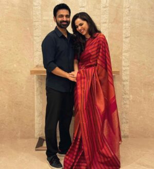 Samvrutha Sunil Instagram - All dressed up for @nandan_meera‘s wedding reception! Wishing Meera and Sreeju a very happy married life! ♥️ 

Makeup and Draping - Self
Hair - Seema Chechi @seema_make.up 
Saree - A 12 year old saree which was in my wedding trousseau put together by my Mother-in-law. 
Jewellery - From my personal collection 
Picture credits - Aki and Achu