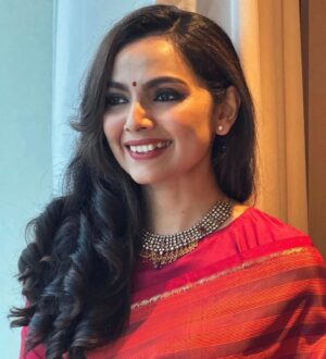 Samvrutha Sunil Instagram - All dressed up for @nandan_meera‘s wedding reception! Wishing Meera and Sreeju a very happy married life! ♥️ 

Makeup and Draping - Self
Hair - Seema Chechi @seema_make.up 
Saree - A 12 year old saree which was in my wedding trousseau put together by my Mother-in-law. 
Jewellery - From my personal collection 
Picture credits - Aki and Achu