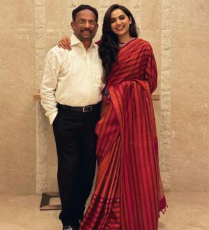 Samvrutha Sunil Instagram - All dressed up for @nandan_meera‘s wedding reception! Wishing Meera and Sreeju a very happy married life! ♥️ 

Makeup and Draping - Self
Hair - Seema Chechi @seema_make.up 
Saree - A 12 year old saree which was in my wedding trousseau put together by my Mother-in-law. 
Jewellery - From my personal collection 
Picture credits - Aki and Achu