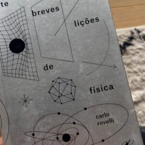 Samya Pascotto Instagram - Encontrei em plena segunda feira. Fica aqui registrado minha sorte tirada no realejo das prateleiras dos livros que a gente não doou: Breves lições de física - Carlo Rovelli. 
Perca seu tempo com entusiasmo.