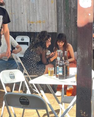 Samya Pascotto Instagram - Dois dias de pré estreia de “evidências do amor”. E esse eh um carrossel de fotos do meu pagamento pelo trabalho. As vezes a gente trabalha pelo dinheiro, as vezes pelo prazer de exercer a profissão e as vezes é pra conhecer a Sandy… pra falar de um jeito mais bonito vou dizer: honrar suas memórias. E a mini Samya que ainda guardo na memória e que me habita também está exultante aqui dentro. Assistindo o filme me dei conta de que “Evidências do amor”  é um filme que fala justamente disso, dessas memórias que abrigam quem a gente é. E quem a gente é, é também um pouco pelos encontros que temos pela vida. Dia 11 estreia nosso filme. Leve quem você ama pra assistir. Te de de presente memórias.  Beijos.
Deixo aqui registrado alguma das minhas:
1- Da pré estreia do Rio de Janeiro.
2- Eu e Sandy mostrando fotos das nossas avós.
3- A gente gravando uma cena e eu parecendo o Godzilla abraçando ela <3
4- Sandy me fazendo massagem (mto boa por sinal)
5- uma foto do meu último dia de evidencias do amor
6- eu recebendo um elogio de Sandy na pré de Sp. 
7- eu falando alguma idiotice e ela rindo.
8-9-10- uma sequência de afetos <3. 

Obrigada vida pelos pequenos sonhos realizados.