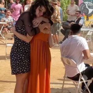 Samya Pascotto Instagram - Dois dias de pré estreia de “evidências do amor”. E esse eh um carrossel de fotos do meu pagamento pelo trabalho. As vezes a gente trabalha pelo dinheiro, as vezes pelo prazer de exercer a profissão e as vezes é pra conhecer a Sandy… pra falar de um jeito mais bonito vou dizer: honrar suas memórias. E a mini Samya que ainda guardo na memória e que me habita também está exultante aqui dentro. Assistindo o filme me dei conta de que “Evidências do amor”  é um filme que fala justamente disso, dessas memórias que abrigam quem a gente é. E quem a gente é, é também um pouco pelos encontros que temos pela vida. Dia 11 estreia nosso filme. Leve quem você ama pra assistir. Te de de presente memórias.  Beijos.
Deixo aqui registrado alguma das minhas:
1- Da pré estreia do Rio de Janeiro.
2- Eu e Sandy mostrando fotos das nossas avós.
3- A gente gravando uma cena e eu parecendo o Godzilla abraçando ela <3
4- Sandy me fazendo massagem (mto boa por sinal)
5- uma foto do meu último dia de evidencias do amor
6- eu recebendo um elogio de Sandy na pré de Sp. 
7- eu falando alguma idiotice e ela rindo.
8-9-10- uma sequência de afetos <3. 

Obrigada vida pelos pequenos sonhos realizados.