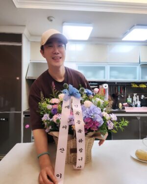 San E Instagram - 행복한 #레퍼 #산이
아버지 고마워요♡