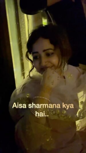 Sana Amin Sheikh Instagram - Should you be the first one to sing in a Mehfil if you are the host ? Mere doston ko aisa hee lagta hai.. ab aap log batao kya yeh sahi hai...? 

Lekin phir maine gaaya 🙈🥹 kyunki koi toh shuru kare... 

#PehleAapPehleAap #HouseParty #EidParty #HouseWarming #singersofinstagram #Singers #Artists #ArtistonKiMehfil 💜