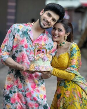 Sana Sayyad Instagram - We cannot keep calm as #PalVeer completes 300 Episodes!💖
@sana_sayyad29 
.
.
Thanks to @bakingblunders.since2007 for sending this lovely cake ordered by an anonymous #PalVeer admirer 🥹❤️
#PalVeer #300Episodes #KundaliBhagya #Floral #Flowers #Palki #Rajveer #SanaSayyad #ParasKalnawat #MensFashion #ITVCouple #HappyMoment #Celebration