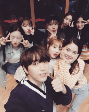Sandeul Instagram - 오마이걸~<불꽃놀이>퐈이링~~!!
항상 열심히하는 후배들 정말이쁘고 멋지고 든든하다 응원한다!!
#별이빛나는밤에 #오마이걸 #효정 #미미 #유아 #승희
#지호 #비니 #아린 #정신없지만 #재밌는친구들 #별밤지기 #B1A4 #산들 #불꽃놀이 #대박
