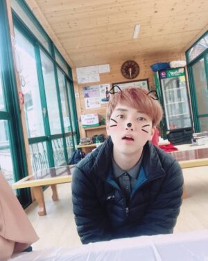 Sandeul Instagram - 아~~~오늘 4월 1일이었구나~~
만우절이었구나~~~~~
몰랐어...ㅎㅎ내 뒤에 시계가 거짓말을 하고있다!!ㅋㅋㅋ
#사실 #어제얌
ㅋㅋㅋㅋㅋㅋㅋㅋㅋㅋㅋㅋㅋㅋㅋㅋㅋ
