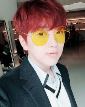 Sandeul Instagram - 나 애쉬퍼플인데...ㅠ
#안녕 #바나 #오늘 #노란안경 #빨간보라머리 #빛때문이야
ㅠㅠㅠㅠㅠㅠㅠㅠ
