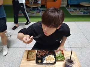 Sandeul Instagram - 고마워요~~♡♡잘먹고 힘낼게요!!
빠이팅~!!
#B1A4 #산들 #뮤지컬 #아이언마스크