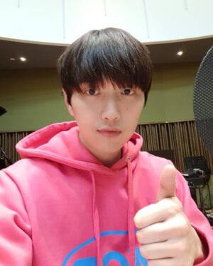 Sandeul Instagram - 오늘은 2018년12월31일 10시5분에 시작한 산들의 별이빛나는 밤에가 2019년 1월 1일 새벽 1시에 끝이났다.
라디오에서 새해 카운트다운을 세다니...뭔가 뭉클하고
뿌듯하고 기분좋은 느낌이었다.
전국에계신 그리고 오늘 통화해보니 해외에도 많이 계시던데 전세계에 계시는 별밤가족여러분과 바나들 새해를 같이 맞이하게되어 영광입니다.
앞으로도 저는 그자리에 그대로 있겠습니다.
가끔 놀러와주세요~♡♡새해복많이받으세요♡♡
#산들의별이빛나는밤에 #별밤지기 #산들