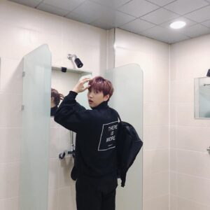Sandeul Instagram - 응? 어딜들어와?ㅋㅋㅋ
#산들 #b1a4 
이렇게 머리를감다보니
머리색이 다 빠졌나보다...ㅋㅋㅋ