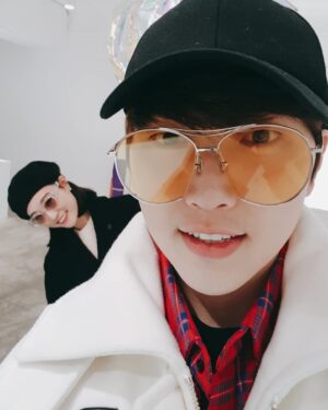 Sandeul Instagram - 가족 나들이사진 다들 잘어울리네~~ㅎㅎ
#산들 #가족 #요즘 #내모습 #쨘
#잠이안와서 #굿나잇 #바나