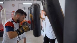 Sandor Martin Instagram - Nos vemos esta noche!!

Admirable el esfuerzo que han puesto todos los participantes para dar su mejor versión. No son boxeadores, ni mucho menos, pero se han esforzado para hacerlo lo mejor posible y que la gente disfrute. 

Suerte a todos, especialmente @lowlito y @martimiras 

#teamlolito #teamspursito #teamsandor