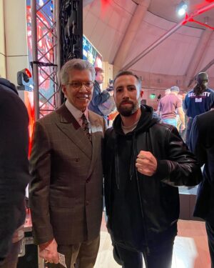 Sandor Martin Instagram - Let's Get Ready to Rumble!!! 🎙🥊

Hoy cumplí un sueño conociendo a @realmichaelbuffer en el show de @misfitsboxing y @daznboxing 🇬🇧

Además estuve con @derekwarchisora @mairisbriedis y @davidhaye 🫡🫡🚀🚀