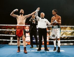 Sandor Martin Instagram - ¡Que pase el siguiente! Listos para conquistar el verde y oro @wbcboxing 😈🌎

Victoria por TKO4 en Turín @dazn_es @espnknockout @opisince82 @toprank @wbcmoro