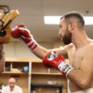 Sandor Martin Instagram - Hoy se cumple un año de la victoria en California frente al gran Mikey Garcia. 🫡🥊

Cuestión de tiempo… ¡Vamos a por otra gran pelea! 🚀

@opisince82 @dazn_es @daznboxing @koverdun