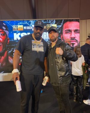 Sandor Martin Instagram - Let's Get Ready to Rumble!!! 🎙🥊

Hoy cumplí un sueño conociendo a @realmichaelbuffer en el show de @misfitsboxing y @daznboxing 🇬🇧

Además estuve con @derekwarchisora @mairisbriedis y @davidhaye 🫡🫡🚀🚀
