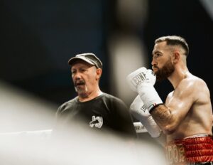 Sandor Martin Instagram - ¡Que pase el siguiente! Listos para conquistar el verde y oro @wbcboxing 😈🌎

Victoria por TKO4 en Turín @dazn_es @espnknockout @opisince82 @toprank @wbcmoro