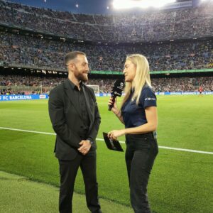 Sandor Martin Instagram - Gracias @laliga por la invitación al #campnou para presenciar el @fcbarcelona - @realbetisbalompie y a @isabelforner por su entrevista en la previa del partido🤗⚽️

¡Se vienen cosas grandes! 🫡🥊