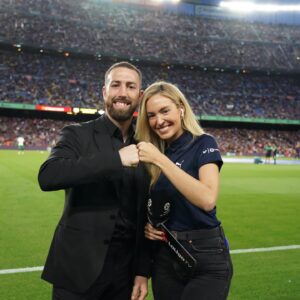 Sandor Martin Instagram - Gracias @laliga por la invitación al #campnou para presenciar el @fcbarcelona - @realbetisbalompie y a @isabelforner por su entrevista en la previa del partido🤗⚽️

¡Se vienen cosas grandes! 🫡🥊