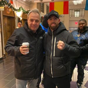 Sandor Martin Instagram - Un poco de “Hall Of Fame” en NYC con @nicoaliwalsh (nieto de @muhammadali ), el reciente nombrado HOF @timbradleyjr , el magnífico @andresogward , el gran entrenador @freddieroach , la sensación boricua @xander.zayas y el gran @davidsummersoficial que vino a darme su apoyo al @thegarden 🇺🇸🗽

Esto es solo una parte de todo lo que hemos vivido allí. ❤️🥊