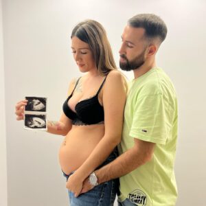 Sandor Martin Instagram - ¡Vamos a ser papas! ❤️🐣

Tus padres, que te quieren con locura, pidieron un deseo y te hiciste realidad. 

Bienvenido/a a este mundo. Nos encargaremos de ayudarte a cumplir tus sueños. ⭐️🙈