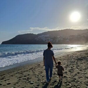 Sandra Blázquez Instagram - Lejos de uno o lejos del otro.
Trabajar en dos sitios que se separan 8.000km hace que siempre haya una parte que echo de menos. 
No es fácil...nada fácil...
Pero la única forma de que compense,  es haciendo y dando lo mejor de mí en cada momento.  Donde esté.