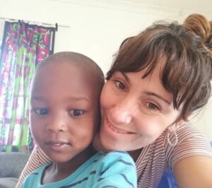 Sandra Blázquez Instagram - Buenas noches Timothy. Y entonces Timothy con su ropita llena de barro se tumba en el colchón esperando a que sea mañana. Le observo desde la otra cama y espero a que llore, a que me diga que tiene miedo a la oscuridad o a que le cueste dormir porque todo es nuevo para él. Pero no hace nada. Agarra la almohada y se duerme como si llevara los cinco años que tiene durmiendo en el mismo sitio. Y es que para él el miedo nunca ha sido una opción. Y mientras le observo, noto como se va rompiendo algo dentro de mí al darme cuenta que nunca ha conocido otra cosa y por eso no la espera. ¿Es que se puede ser niño? ¿Qué es eso? ¿Es que si lloro mi mamá vendrá a calmarme? ¿Es que existe luz en la noche? ¿Es que hay algo más allá de este enorme vacío que tengo desde que mis padres decidieron no cuidar de mí? Y entonces cierro mis ojos y en silencio le prometo que la vida es mucho más, que le pertenece, y que juntos la construiremos. Gracias a todos los que estáis ahí para hacerlo posible. Y gracias siempre María, por se la otra mitad de todo esto. @somosidealibre @mariafabregass